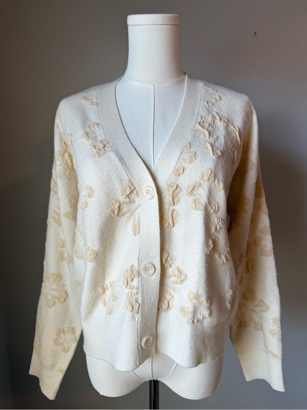 Cyrus Floral Textured Button Front Cardigan Sweater Ivory Medium